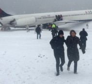 Correndo - Passageiros se afastam rapidamente do avião pela neve (Foto: Reprodução Instagram/ Beyond_Greatnes)