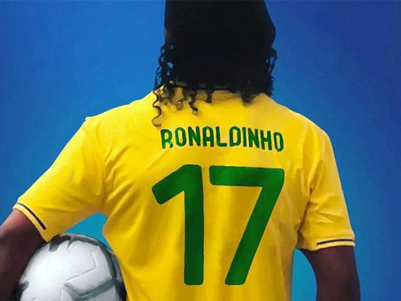 Ronaldinho com a camisa 17