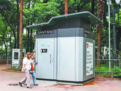 Banheiro químico em praça no Centro