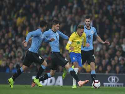Neymar tenta passar pela marcação do Uruguai