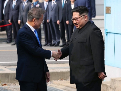 Líderes das Coreias se cumprimentam