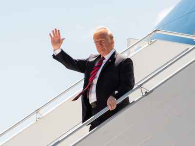 Donald Trump acena em escada de avião
