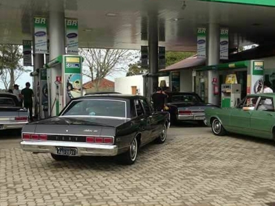 Carros sendo abastecidos em posto de gasolina