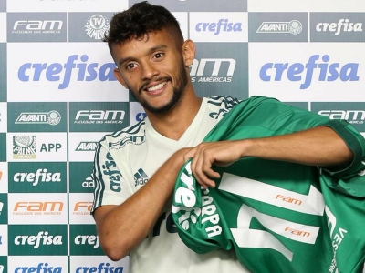 Gustavo Scarpa veste camisa do Palmeiras