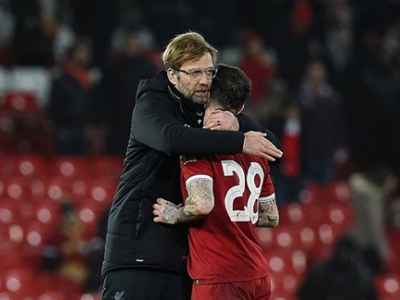 Klopp abraça jogador do Liverpool