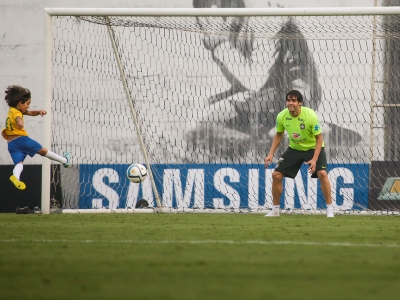 Kaká brinca com seu filho em treino da Seleção