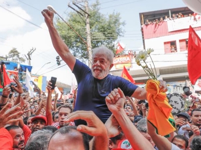 Lula é carregado por militantes do PT