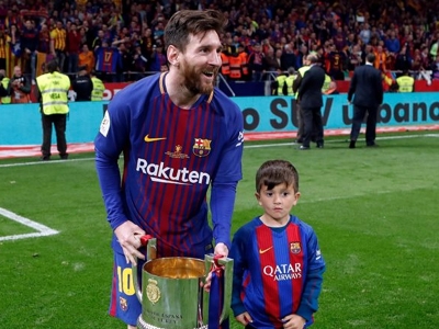 Messi posa com troféu ao lado de seu filho