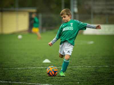 Criança jogando futebol