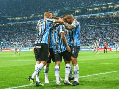 Jogadores do Grêmio celebrando