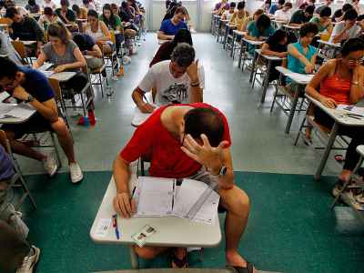 Estudantes fazendo prova do Enem