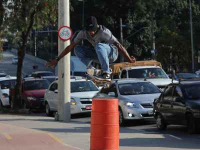 Gabriel Fortunato faz manobra com skate