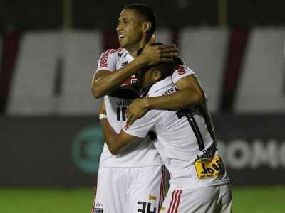 Bruno Alves celebra gol