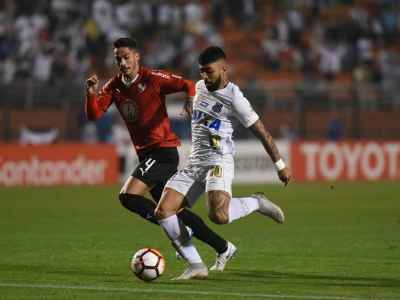Gabriel disputa lance contra o Independiente