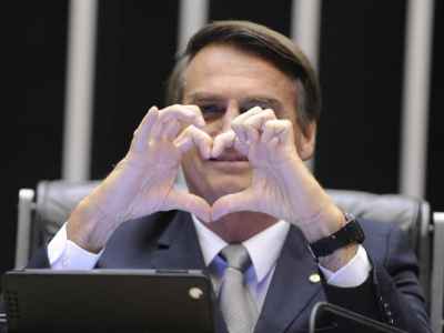 Bolsonaro fazendo coração