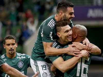 Moisés, Bruno Henrique e Deyverson comemorando gol
