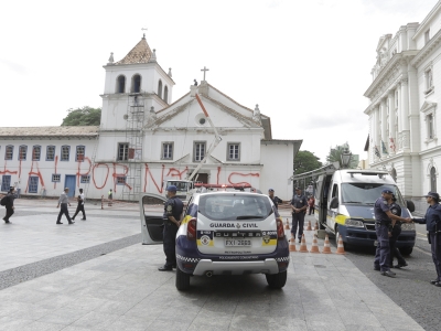 Pessoas trabalhando na restauração do Pateo do Collegio