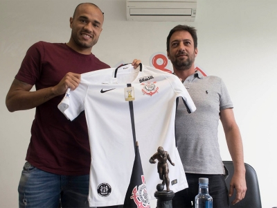 Roger exibe a camisa do Corinthians ao lado de Duílio