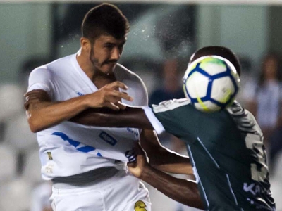 Disputa de bola entre jogadores de Santos e Luverdense