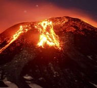 Perigo - Vulcão parece uma bola de fogo; chilenos estão apreensivos (Foto: Associated Press Ae)