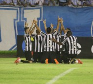 Muito decisivo - Guerrero (de frente) comemora o primeiro gol do Corinthians, logo após o pênalti perdido (Foto: MATILDE CAMPODONICO /ASSOCIATED PRESS /AE)