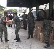 Descarregando - Homens do Exército transportam a dinamite roubada (Foto:  MARIO ÂNGELO / SIGMAPRESS / AE)