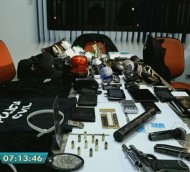 Apreendido - Armas e algemas estavam com os falsos policiais (Reprodução TV Globo)