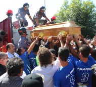 Levado pelo povo - Caixão foi carregado pelos populares (Foto: MARCOS BEZERRA / FUTURA PRESS / AE)