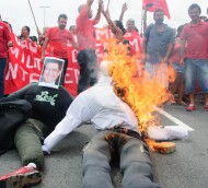 Itaquera - Manifestantes queimam bonecos de políticos perto da estação do Metrô (Foto: PETER-LEONE_FUTURA-PRESS_AE)