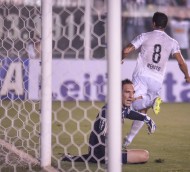 Hora do empate - Renato corre no primeiro gol do Peixe na Vila (Foto: Ghilherme-Kastner_AE.)