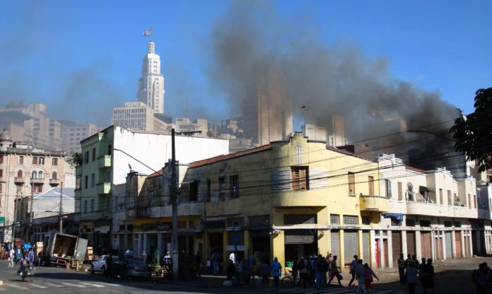 Desde a noite do último domingo (10), prédio de 10 andares pegou fogo e atingiu outros três imóveis. Agentes militares veem risco de queda