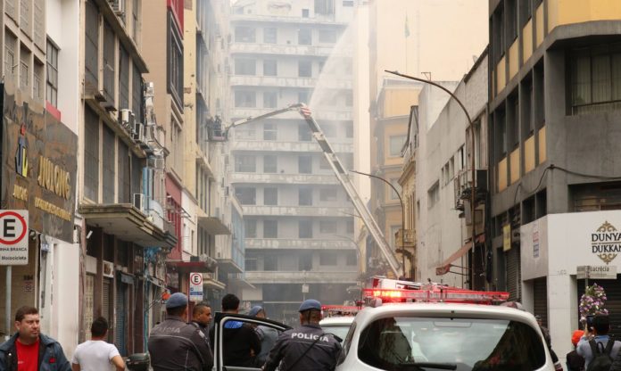 Agentes militares retornaram ao local, depois de extinguir fogo, em função do surgimento de focos de incêndio