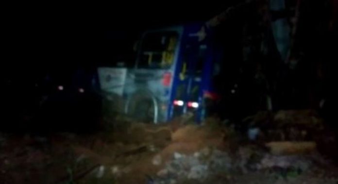 Por não conseguir agilidade no freio de mão do veículo, condutor caiu na ribanceira com automóvel de aproximadamente 10 metros em Arujá