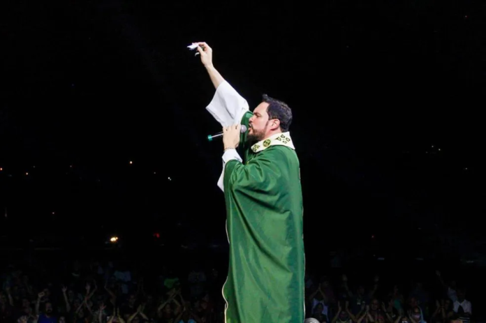 No momento da pregação, participantes deixaram maconha e cocaína junto ao padre Adriano Zandoná na 35ª edição do festival