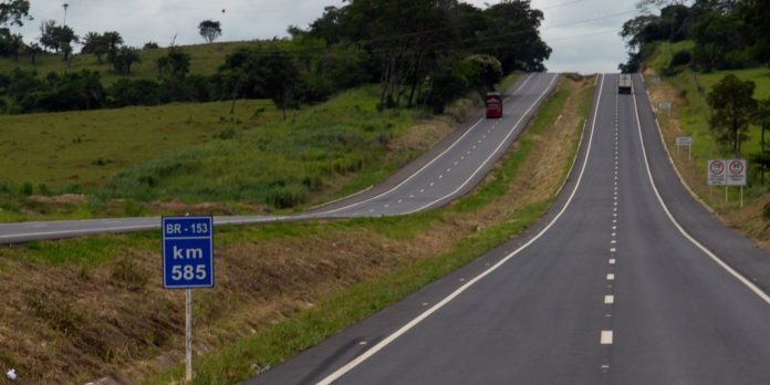 Uma das duas faixas da rodovia estava bloqueada para o deslocamento do trânsito até a tarde da última segunda-feira (31)