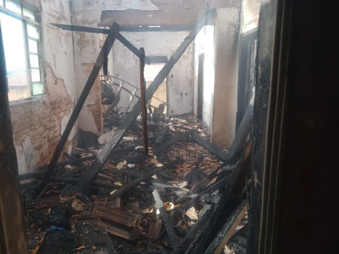 O fogo consumiu uma casa na Rua Aviador Gomes Ribeiro, na Vila Santa Izabel, no último domingo (6). As mulheres foram socorridas