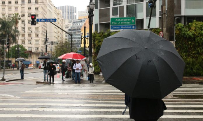 A cidade amanheceu, na última quarta-feira (29), com o céu completamente nublado, mas registrou queda de árvores