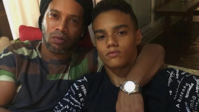 Identificado como João Mendes, o filho de Ronaldinho Gaúcho foi confirmado pelo presidente do Barcelona