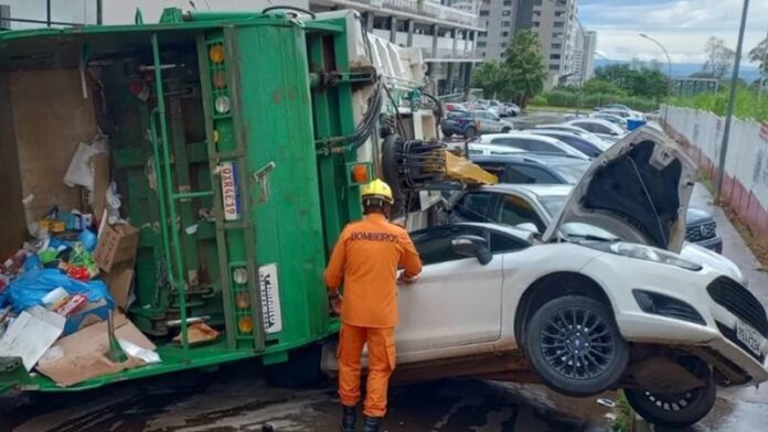 O acidente com o caminhão de lixo deixou feridos dentro do próprio veículo