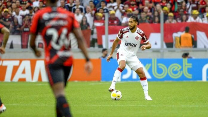 A madrasta do zagueiro do Flamengo relatou que acordou com armas apontadas para a família