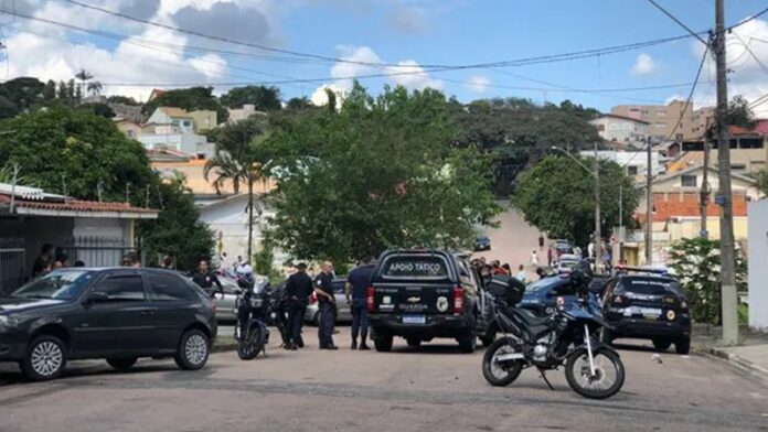 O homem também atingiu dois veículos estacionados em uma localidade para tentar fugir