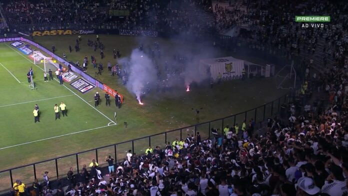 O estádio do Vasco virou sede de violência na noite desta quinta-feira (22)