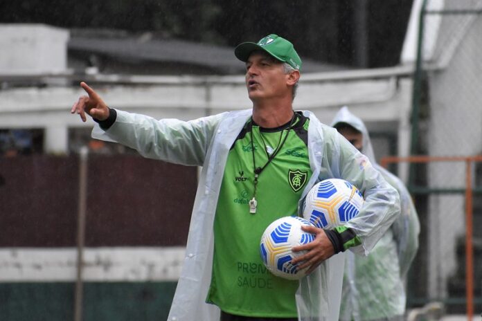 A ideia do clube é contar com o treinador até o término do Brasileirão