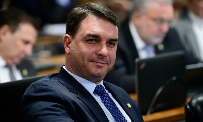 O filho do ex-presidente da República, Flávio Bolsonaro analisou a possível consequência do depoimento de hacker