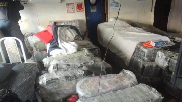 Cinco tripulantes estavam dentro de embarcação rodeada de drogas
