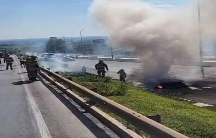 Veículo de luxo, a BMW ficou completamente acabada nesta quarta-feira (18)