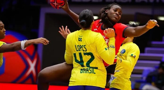 A seleção brasileira feminina foi superada por 27 a 25, no último domingo (3)