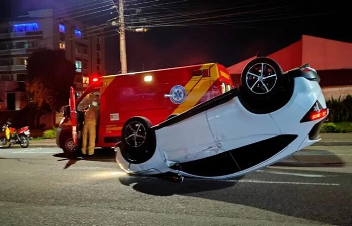 O carro atingido pelo veículo do policial federal estava estacionado