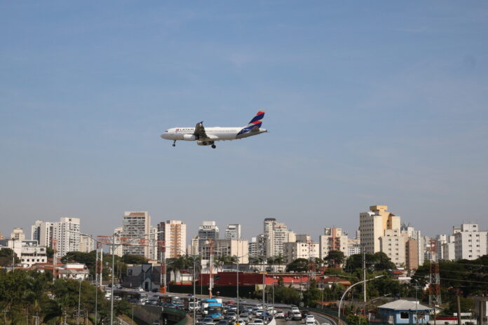 Com destino a São Paulo, o avião ficou por volta de 2h sobrevoando vários municípios