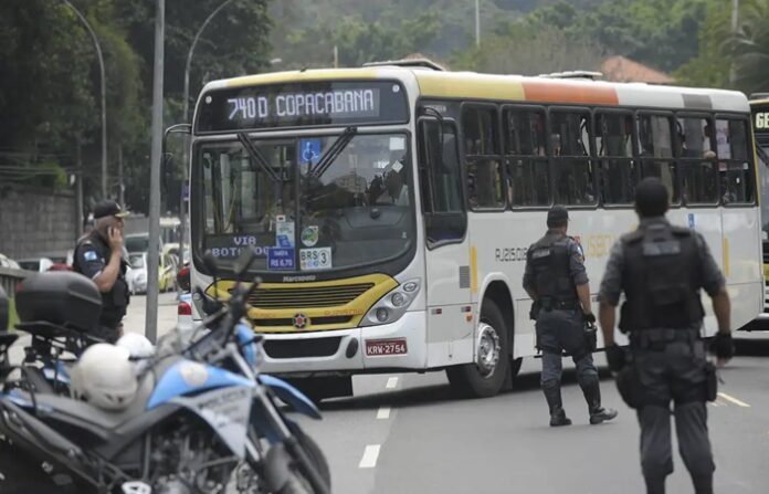 No momento da abordagem, o adolescente estava em alta velocidade